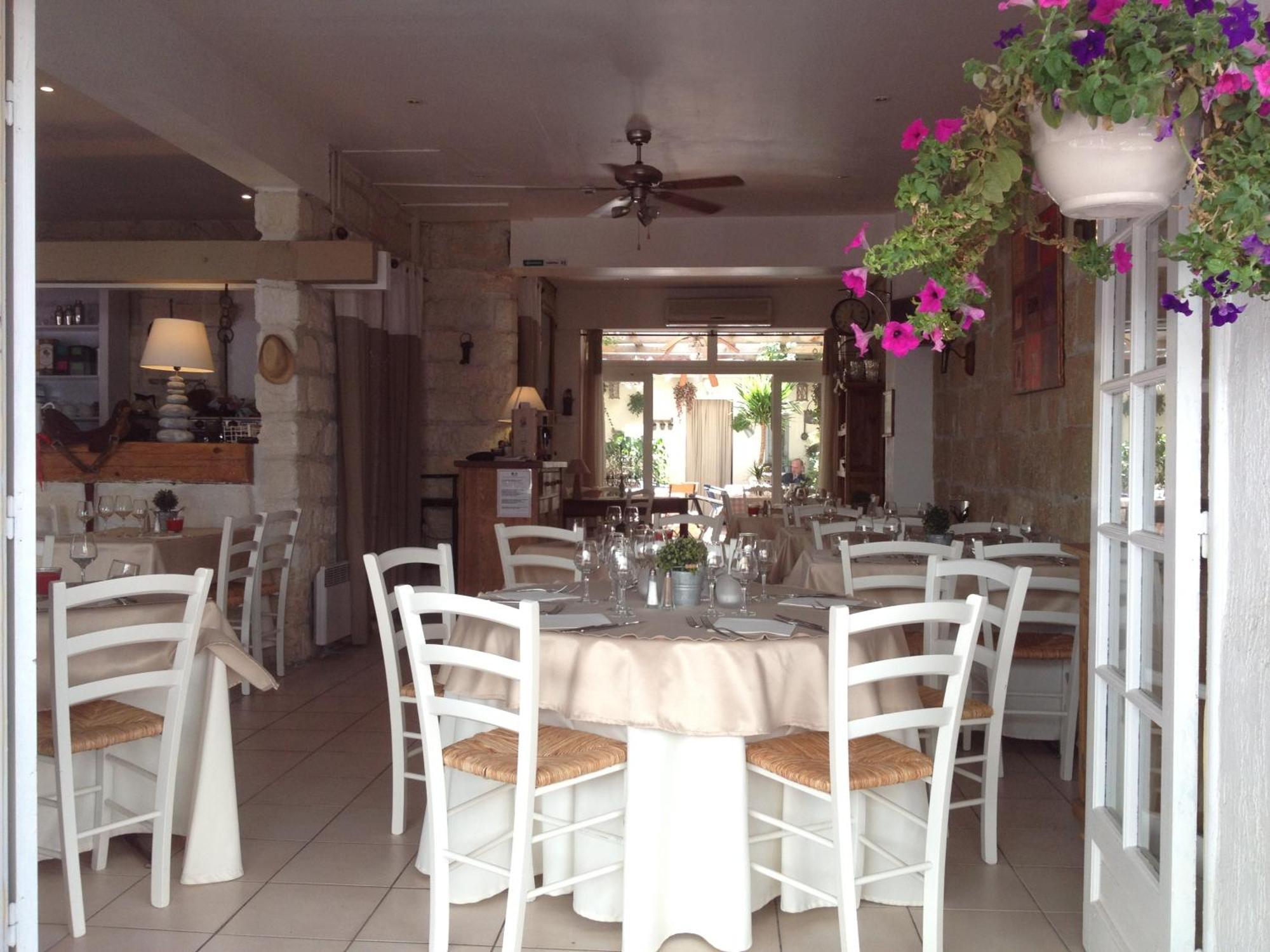 Hôtel Restaurant Le Provençal Le Grau-du-Roi Exterior foto